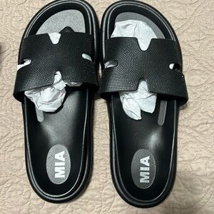 New Mia Bertini black slides size 10
